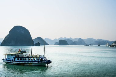 Yazın Vietnam 'da Halong Körfezi manzarası çok güzel.