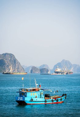 Yazın Vietnam 'da Halong Körfezi manzarası çok güzel.