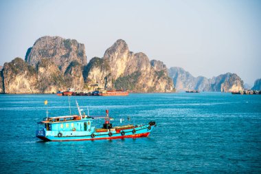 Yazın Vietnam 'da Halong Körfezi manzarası çok güzel.