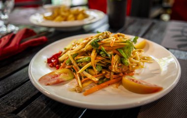 Papaya Salatası, tipik Kamboçya yemeği.