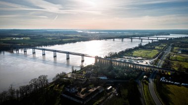 Cubzac-les-Ponts, Fransa - Mart 12025: Dordogne Nehri üzerindeki köprüler