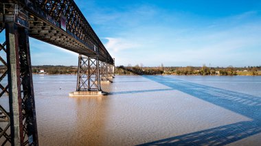 Cubzac-les-Ponts, Fransa - Mart 12025: Dordogne Nehri üzerindeki köprüler