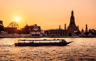 Bangkok, Tayland - 4 Şubat 2025: Dusk 'taki Şehir Manzarası