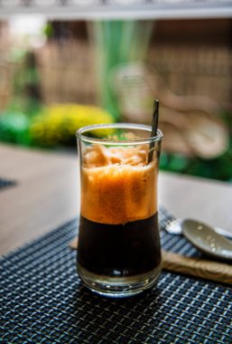 Buzlu kahvenin cam bardaktaki yakın görüntüsü