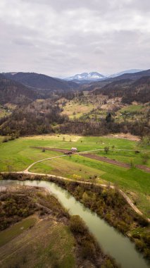 Romanya 'nın Maramures kentindeki Karpat dağlarının güzel manzarası