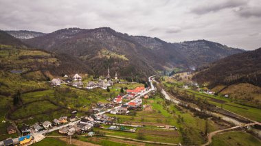 Romanya 'nın Maramures kentindeki Karpat dağlarının güzel manzarası