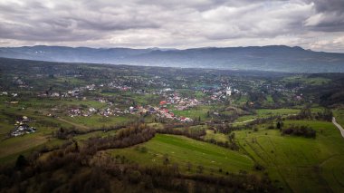 Romanya 'nın Maramures kentindeki Karpat dağlarının güzel manzarası