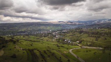 Romanya 'nın Maramures kentindeki Karpat dağlarının güzel manzarası