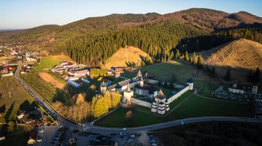 Bucovina, Kuzey Romanya 'daki Sucevita Manzarasının insansız hava aracı görüntüsü