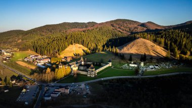 Bucovina, Kuzey Romanya 'daki Sucevita Manzarasının insansız hava aracı görüntüsü