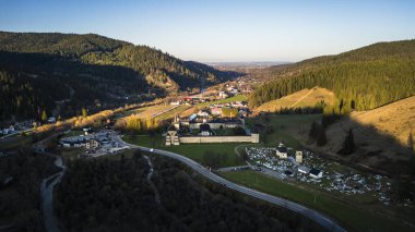 Bucovina, Kuzey Romanya 'daki Sucevita Manzarasının insansız hava aracı görüntüsü