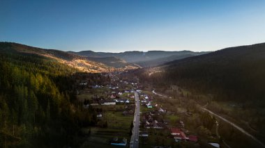 Bucovina, Kuzey Romanya 'daki Sucevita Manzarasının insansız hava aracı görüntüsü