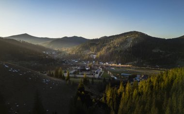 Bucovina, Kuzey Romanya 'daki Sucevita Manzarasının insansız hava aracı görüntüsü