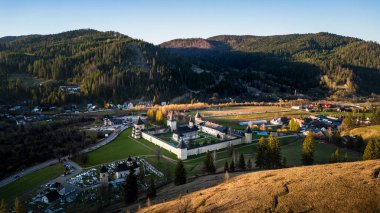 Bucovina, Kuzey Romanya 'daki Sucevita Manzarasının insansız hava aracı görüntüsü