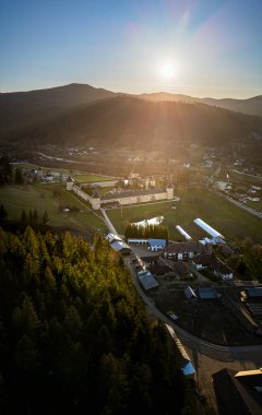 Bucovina, Kuzey Romanya 'daki Sucevita Manzarasının insansız hava aracı görüntüsü