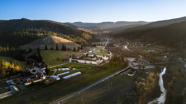 Bucovina, Kuzey Romanya 'daki Sucevita Manzarasının insansız hava aracı görüntüsü