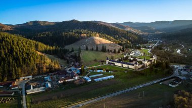 Bucovina, Kuzey Romanya 'daki Sucevita Manzarasının insansız hava aracı görüntüsü