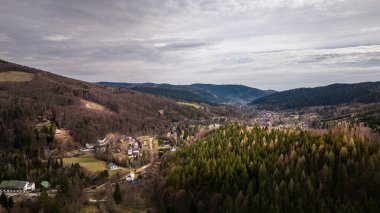 Bucovina, Kuzey Romanya 'daki Sucevita Manzarasının insansız hava aracı görüntüsü