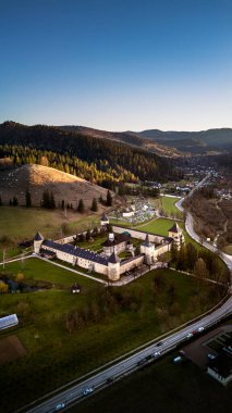 Bucovina, Kuzey Romanya 'daki Sucevita Manzarasının insansız hava aracı görüntüsü