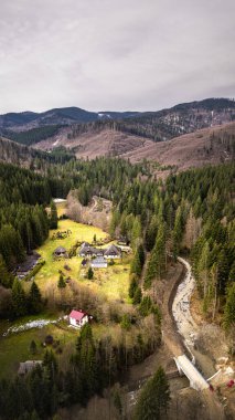 Bucovina, Kuzey Romanya 'daki Sucevita Manzarasının insansız hava aracı görüntüsü