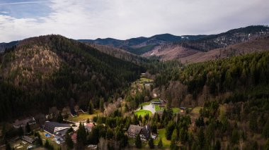 Bucovina, Kuzey Romanya 'daki Sucevita Manzarasının insansız hava aracı görüntüsü