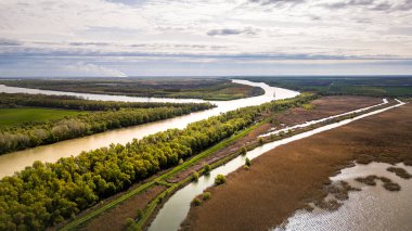 Romanya 'da Murighiol yakınlarındaki Tuna Delta Sahnesinin insansız hava aracı görüntüsü