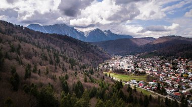 Romanya 'nın tarihi Muntenia bölgesinin Prahova İlçesi dağlarındaki küçük bir tatil beldesi olan Azuga' nın manzarası