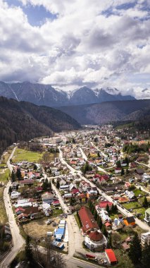 Romanya 'nın tarihi Muntenia bölgesinin Prahova İlçesi dağlarındaki küçük bir tatil beldesi olan Azuga' nın manzarası