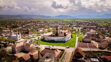 Romanya 'nın Transilvanya ilinin Brasov ilçesindeki Prejmer köyünün hava manzarası.