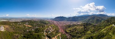 Romanya 'daki dağların ve Brasov kentinin güzel hava manzarası