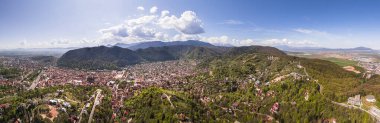 Romanya 'daki dağların ve Brasov kentinin güzel hava manzarası