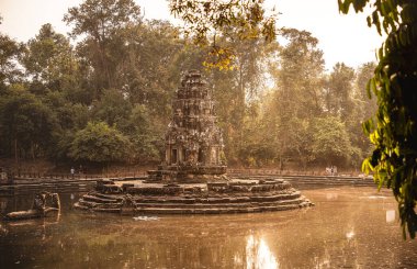 Kamboçya 'daki antik Neak Pean Tapınağı manzarası