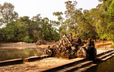 Kamboçya 'daki antik Neak Pean Tapınağı manzarası