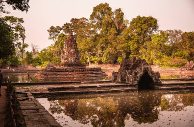 Kamboçya 'daki antik Neak Pean Tapınağı manzarası