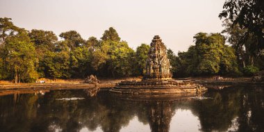Kamboçya 'daki antik Neak Pean Tapınağı manzarası