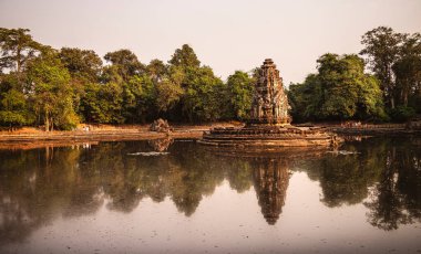 Kamboçya 'daki antik Neak Pean Tapınağı manzarası