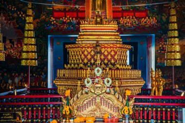 Chiang Mai, Tayland - 5 Şubat 2025: Güneşli havalarda tarihi merkez