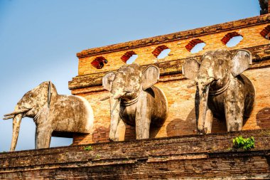 Chiang Mai, Tayland - 5 Şubat 2025: Güneşli havalarda tarihi merkez