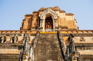 Chiang Mai, Tayland - 5 Şubat 2025: Güneşli havalarda tarihi merkez