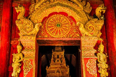 Chiang Mai, Tayland - 5 Şubat 2025: Güneşli havalarda tarihi merkez