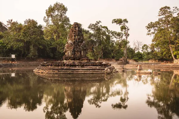 Kamboçya 'daki antik Neak Pean Tapınağı manzarası
