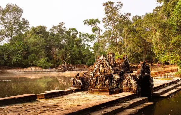 Kamboçya 'daki antik Neak Pean Tapınağı manzarası