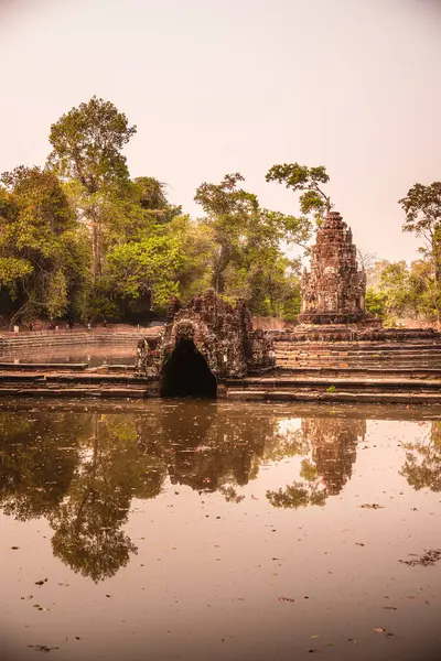 Kamboçya 'daki antik Neak Pean Tapınağı manzarası