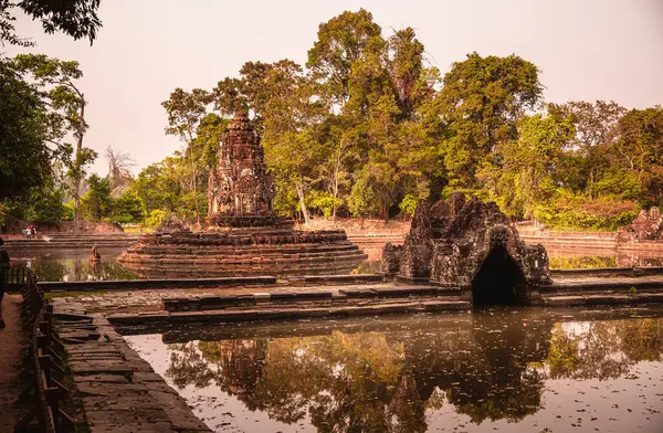 Kamboçya 'daki antik Neak Pean Tapınağı manzarası
