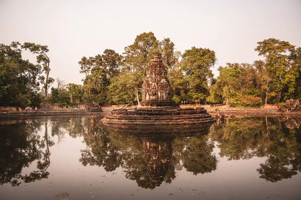 Kamboçya 'daki antik Neak Pean Tapınağı manzarası