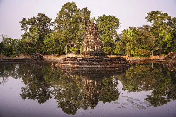 Kamboçya 'daki antik Neak Pean Tapınağı manzarası