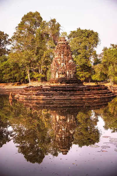 Kamboçya 'daki antik Neak Pean Tapınağı manzarası