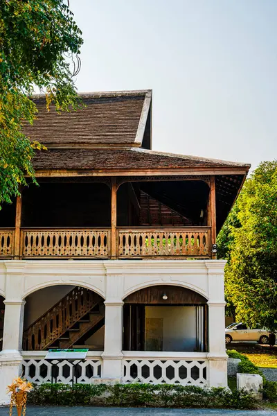 Chiang Mai, Tayland - 5 Şubat 2025: Güneşli havalarda tarihi merkez