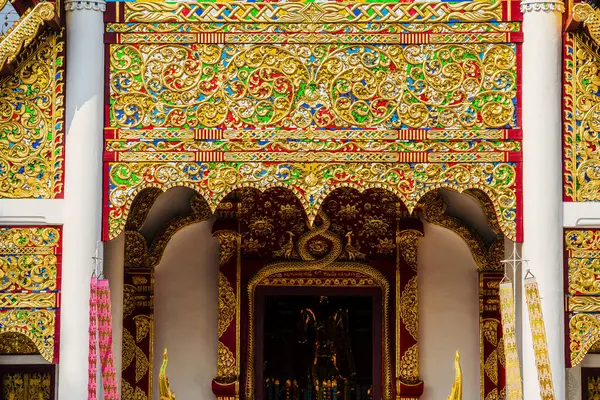 Chiang Mai, Tayland - 5 Şubat 2025: Güneşli havalarda tarihi merkez