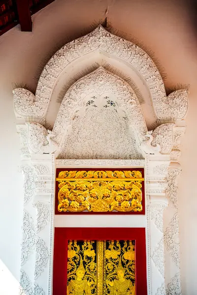 Chiang Mai, Tayland - 5 Şubat 2025: Güneşli havalarda tarihi merkez